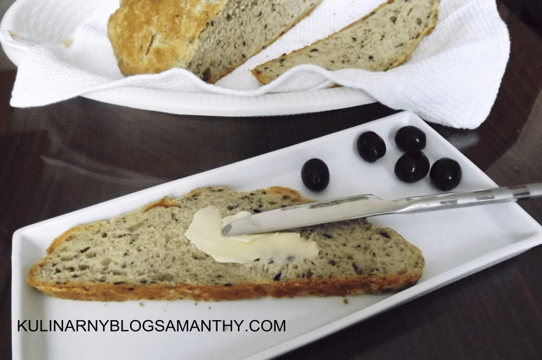 Chleb z oliwkami parmezanem