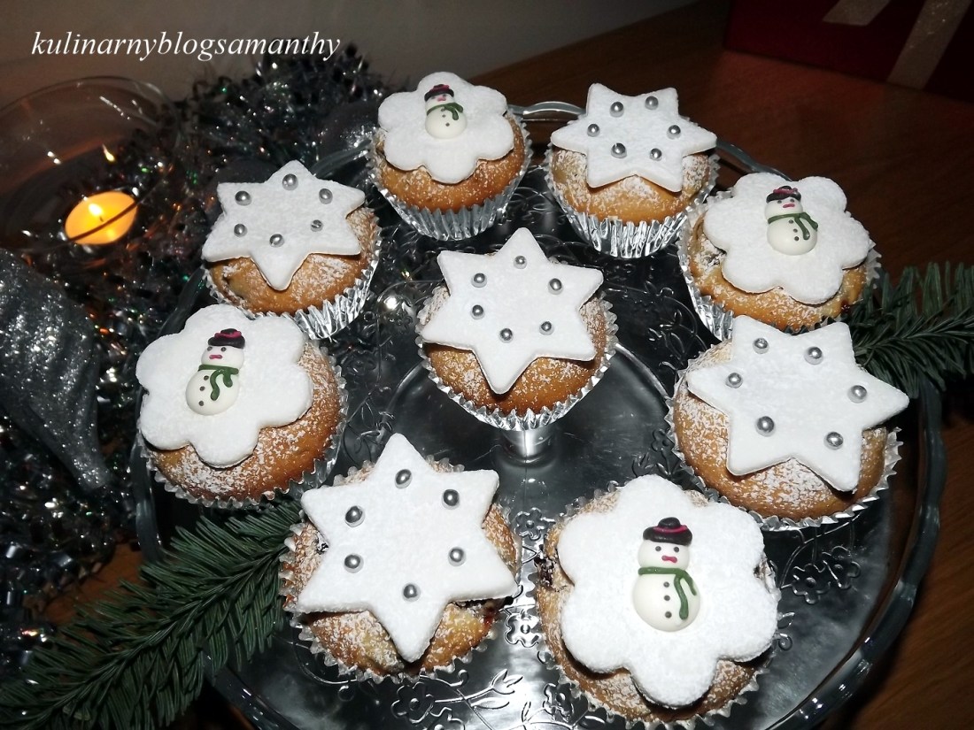 Swiateczne muffinki z wisniami