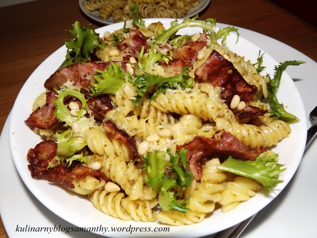 Makaron z pesto i&nbsp;bekonem