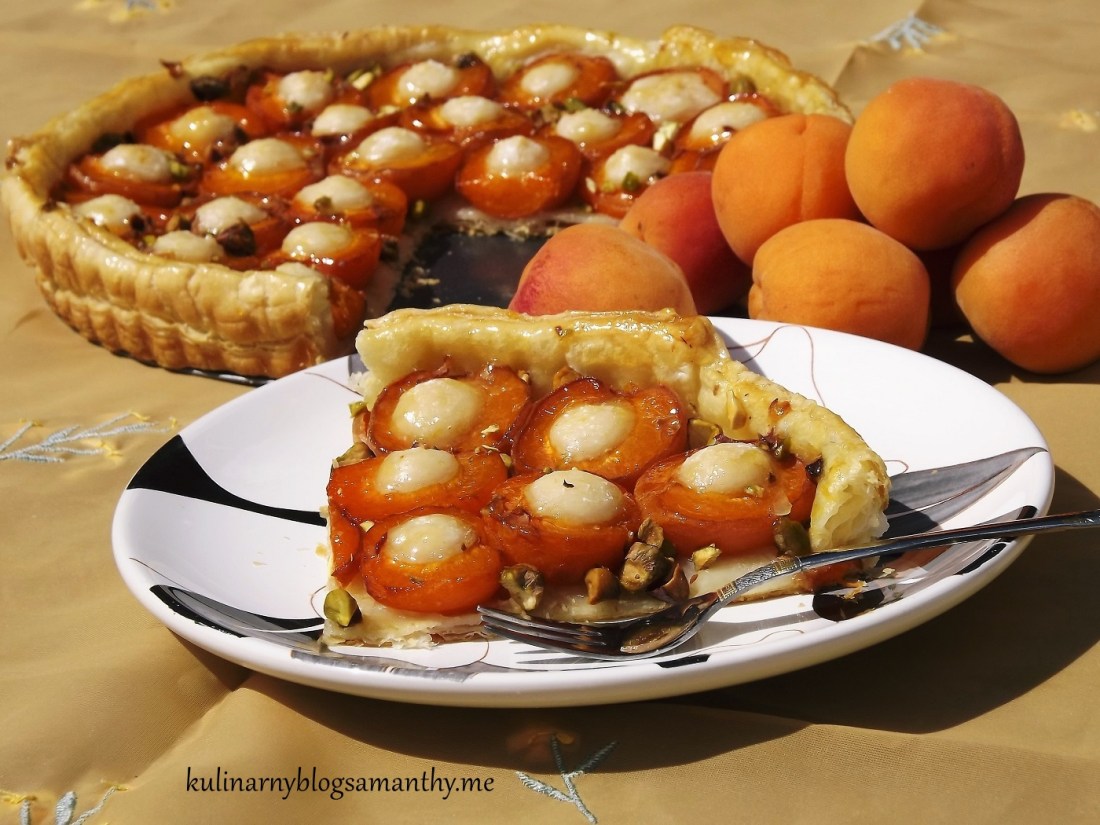 Tarta z morelami i marcepanem