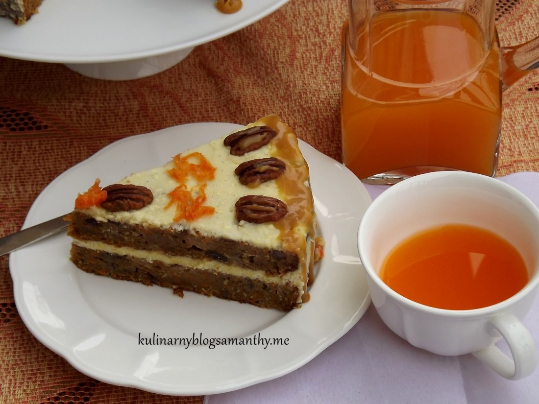 Tort marchewkowy z orzechami w toffi