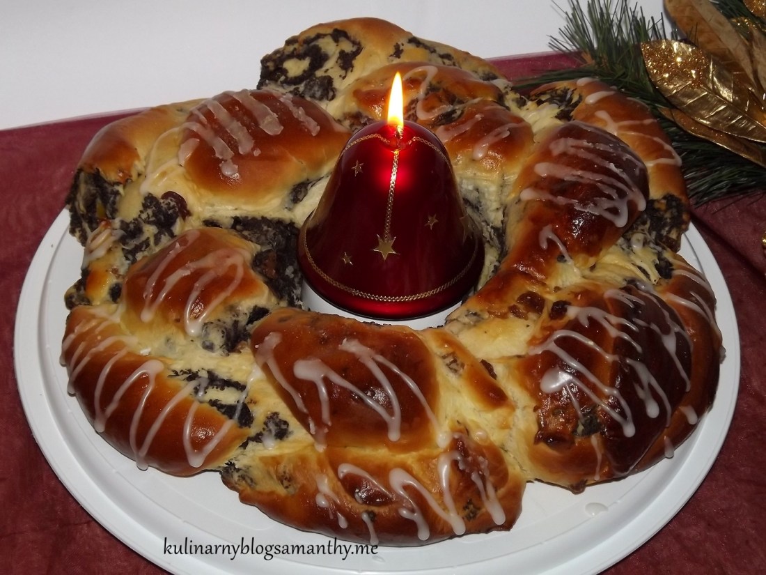 Swiąteczny wieniec drożdżowy