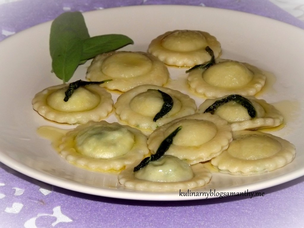 Ravioli z masłem szałwiowym