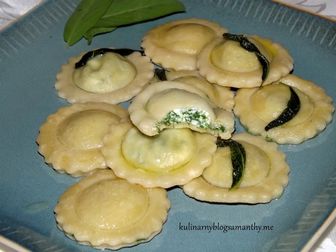 Ravioli z masłem szałwiowym