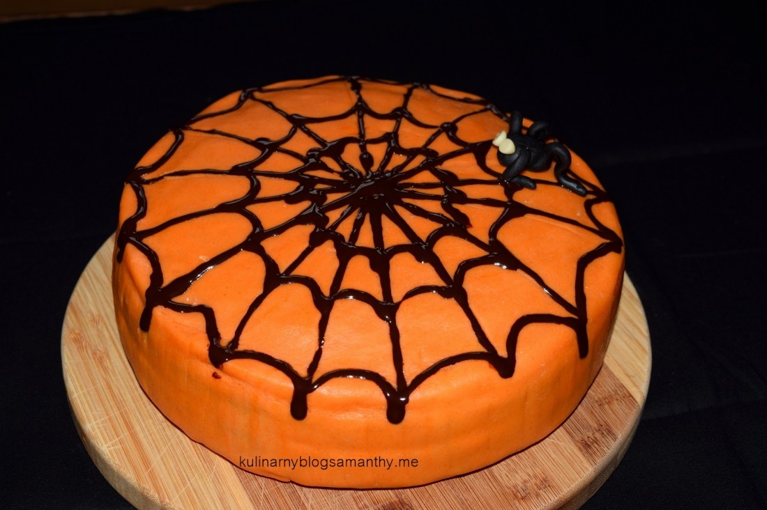 Tort z pająkiem na Halloween