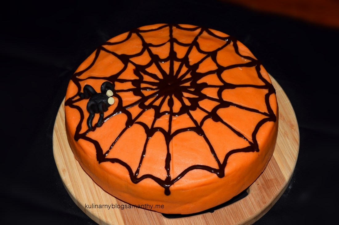 Tort z pająkiem na Halloween