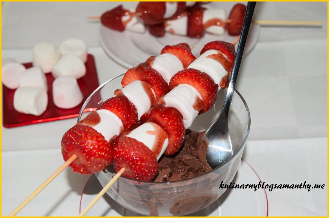 Szaszłyki truskawkowe z marshmallow