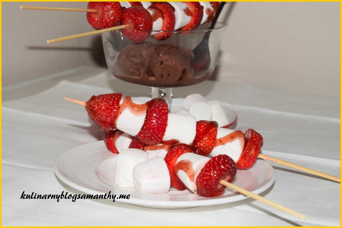 Szaszłyki truskawkowe z marshmallow