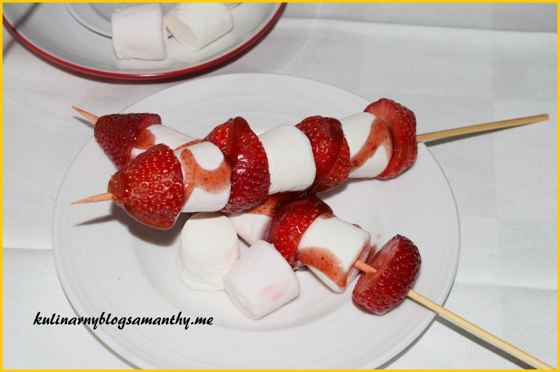 Szaszłyki truskawkowe z marshmallow