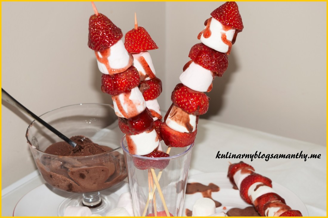 Szaszłyki truskawkowe z marshmallow
