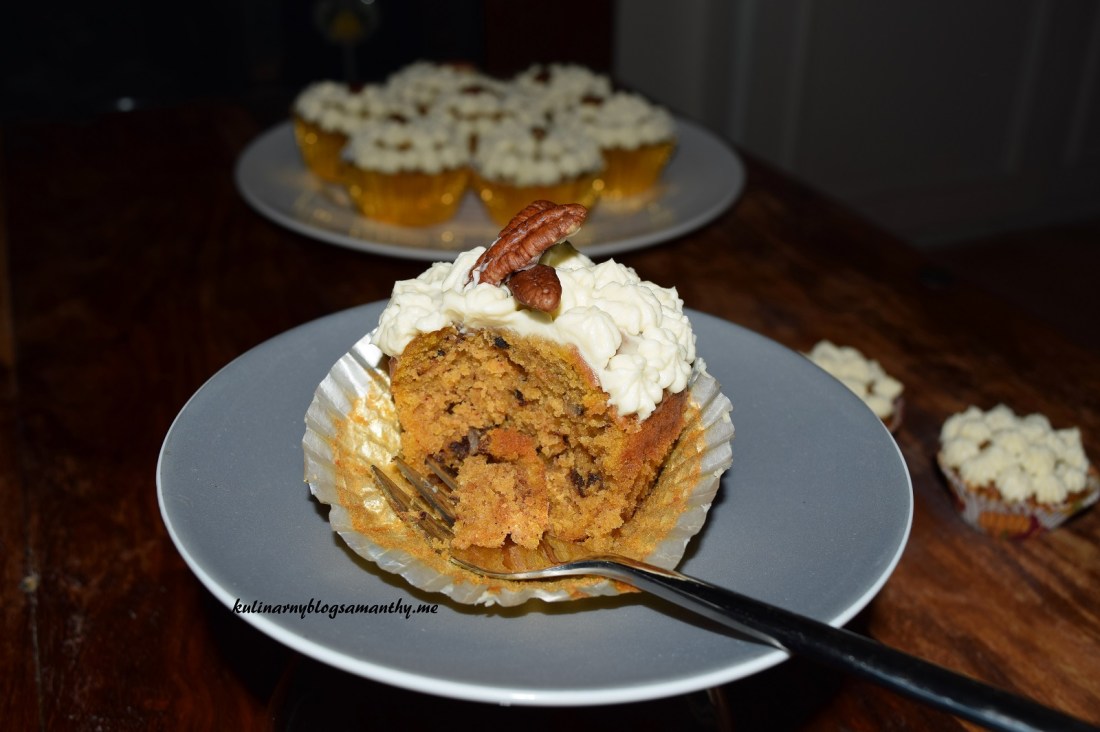 Babeczki dyniowe z kremem i orzechami