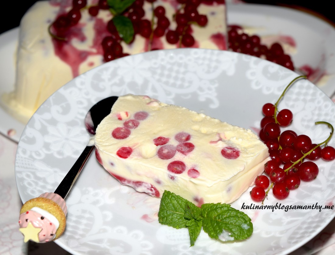 Cytrynowe semifreddo z porzeczkami