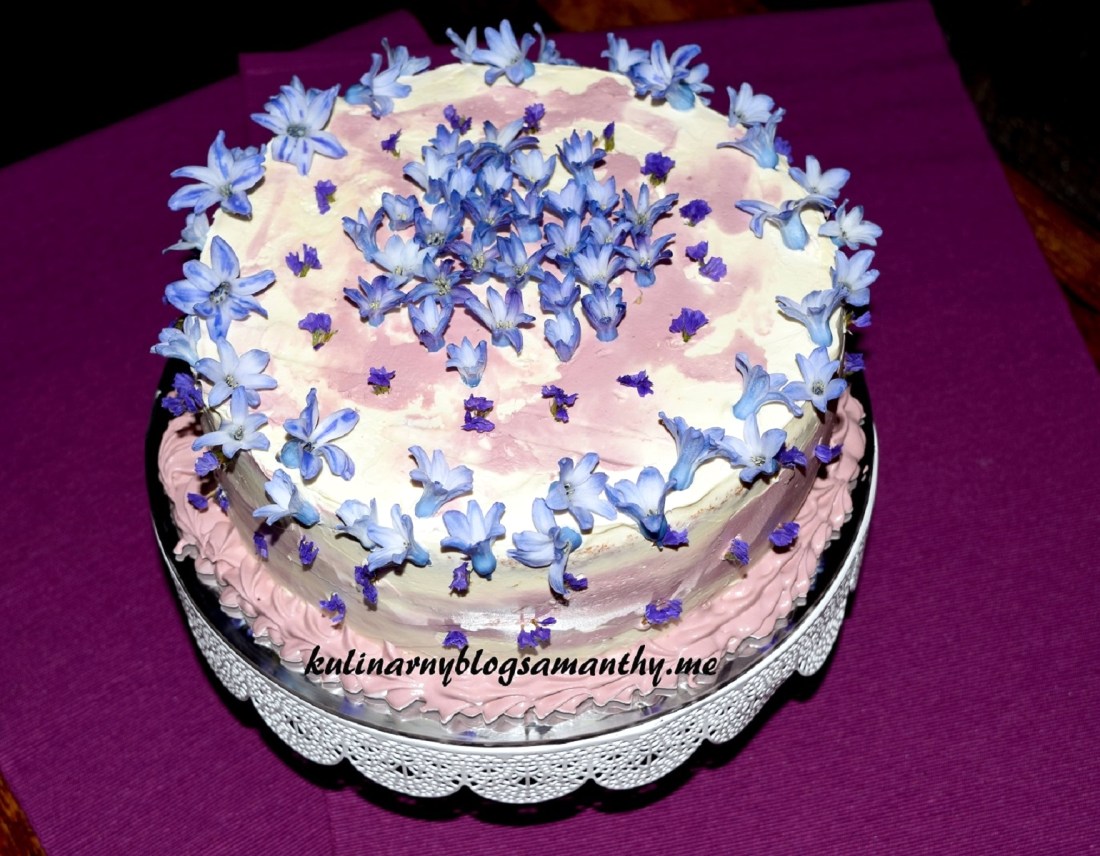 Kwiatowy tort jagodowy