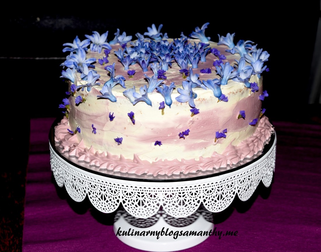 Kwiatowy tort jagodowy