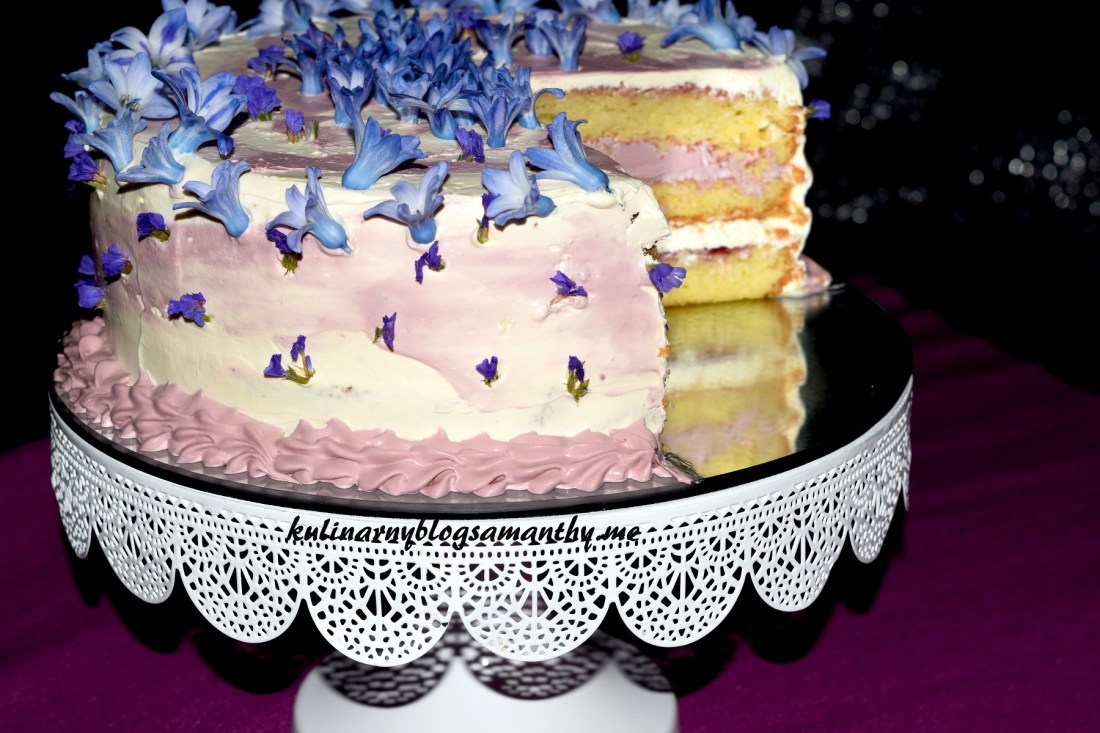 Kwiatowy tort jagodowy