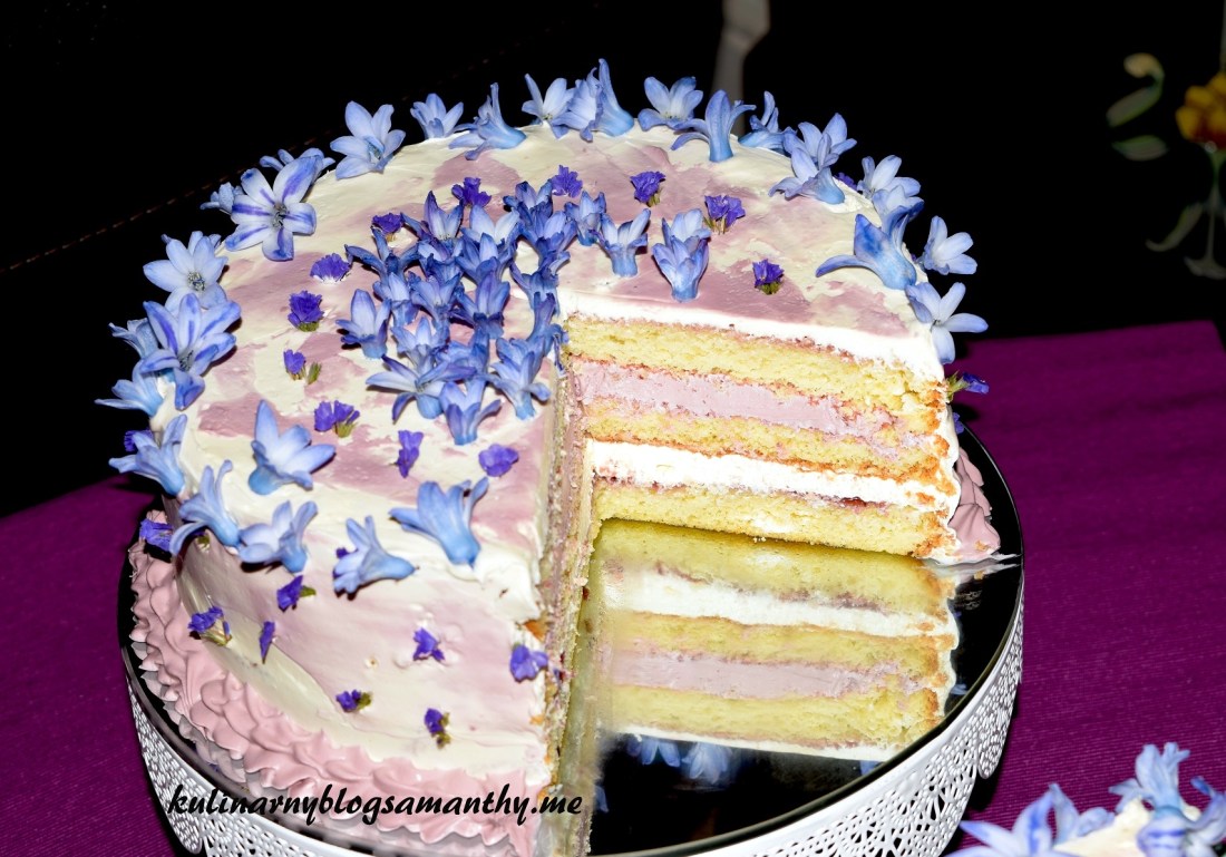 Kwiatowy tort jagodowy