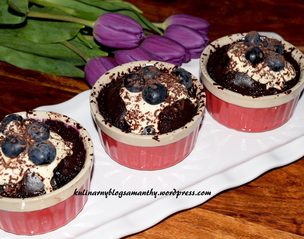 Pudding czekoladowy z&nbsp;borówkami