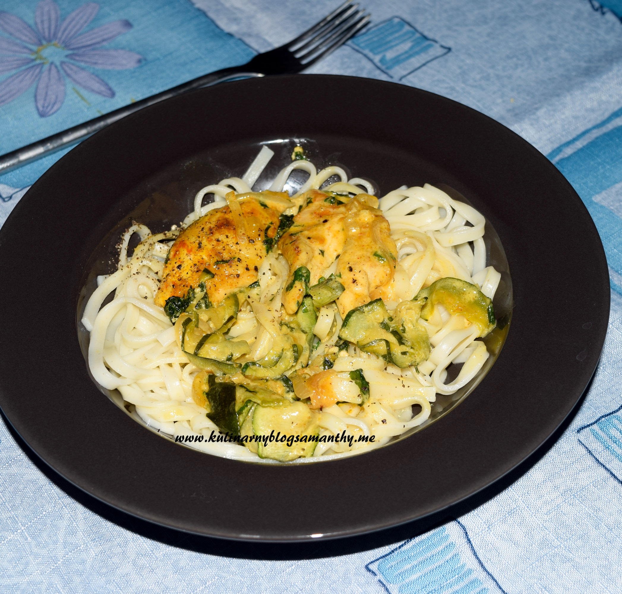 Kurczak w curry z cukinią
