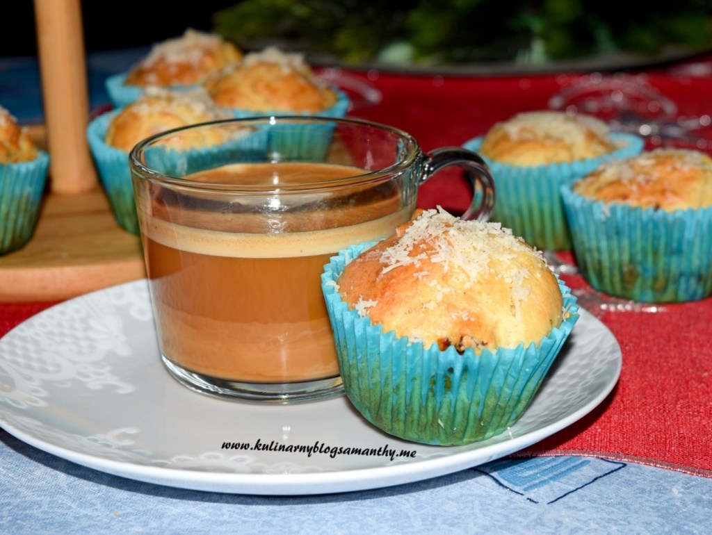 Muffinki z suszonymi pomidorami i&nbsp;parmezanem