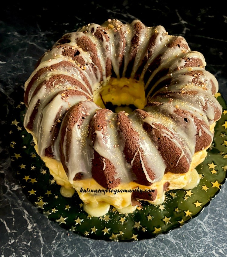 Babka piernikowa z serem na zielonym talerzu w gwiazdki