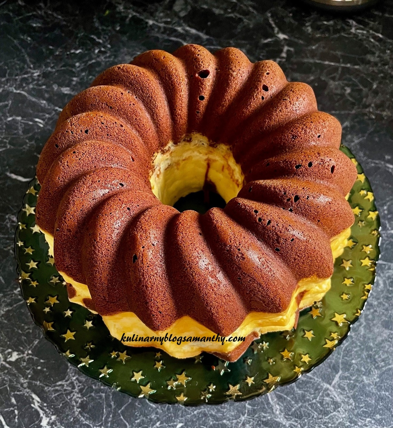 Babka piernikowa z serem na zielonym talerzu w gwiazdki