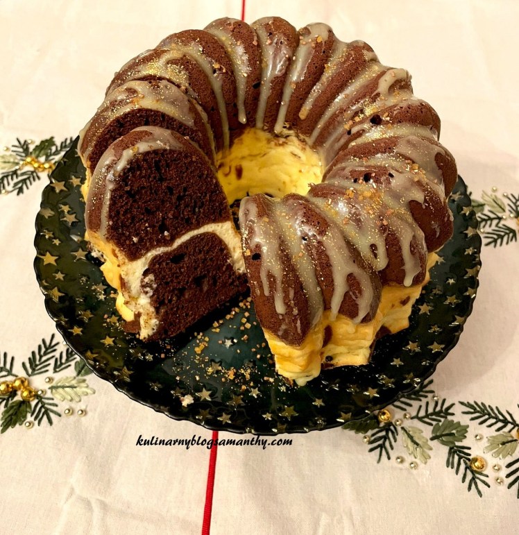 Przekrojona babka piernikowa z serem