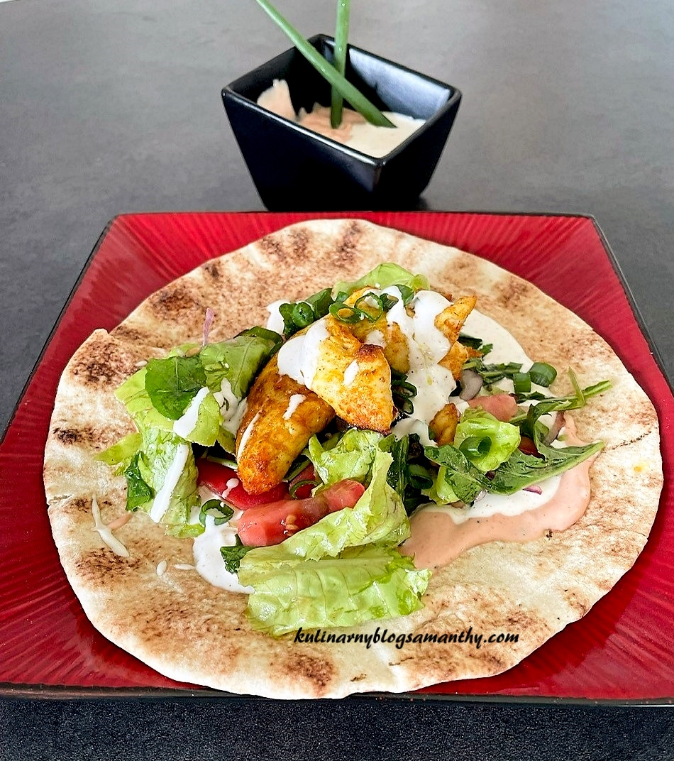 Domowa tortilla z kurczakiem i warzywami na czerwonym talerzu