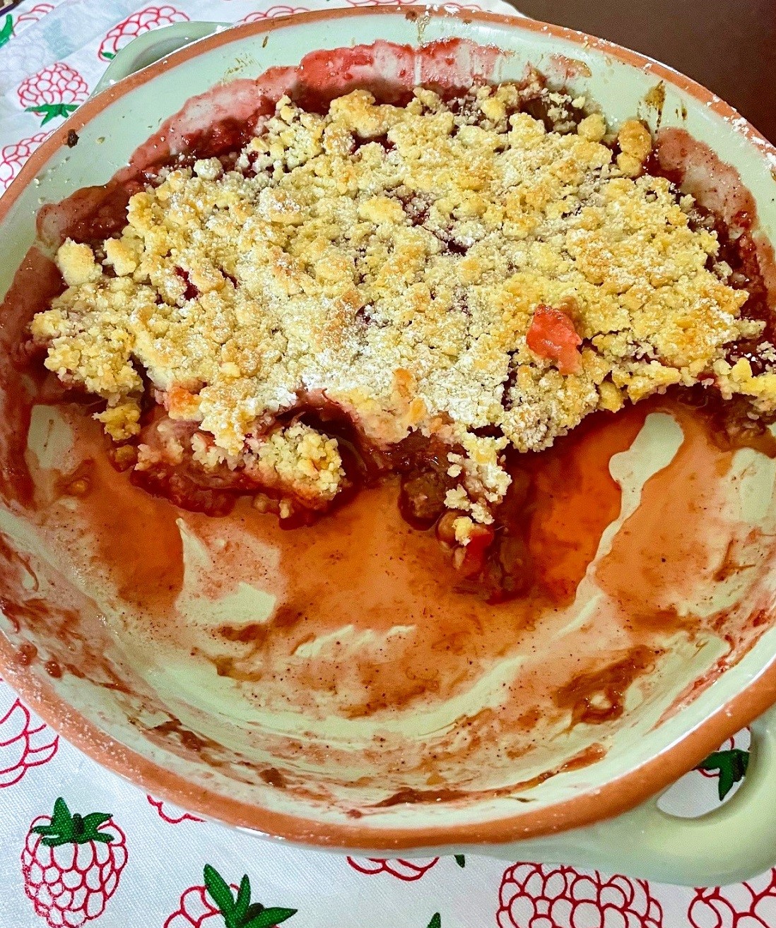 Crumble z rabarbarem i truskawkami w zielonym półmisku
