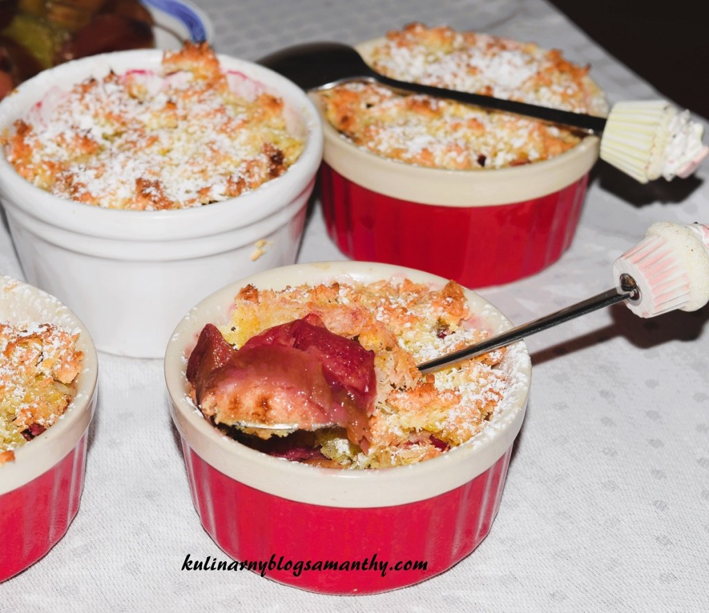 Crumble z rabarbarem i&nbsp;truskawkami