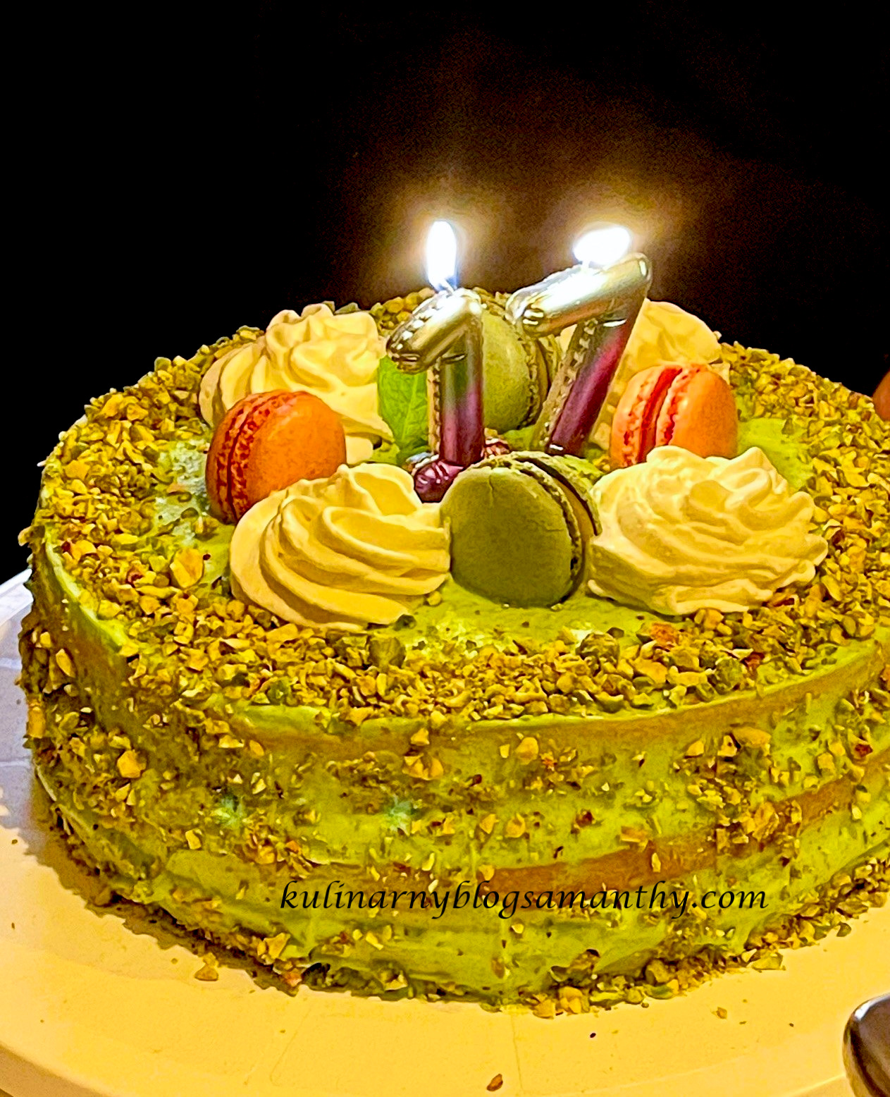 Tort z kremem pistacjowym