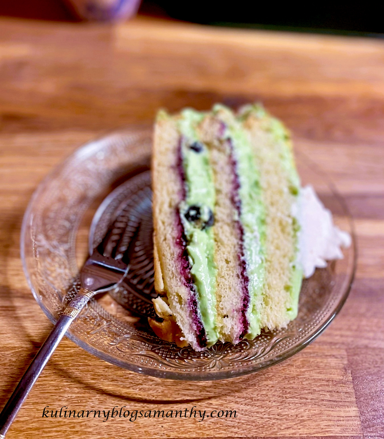 Tort z kremem pistacjowym
