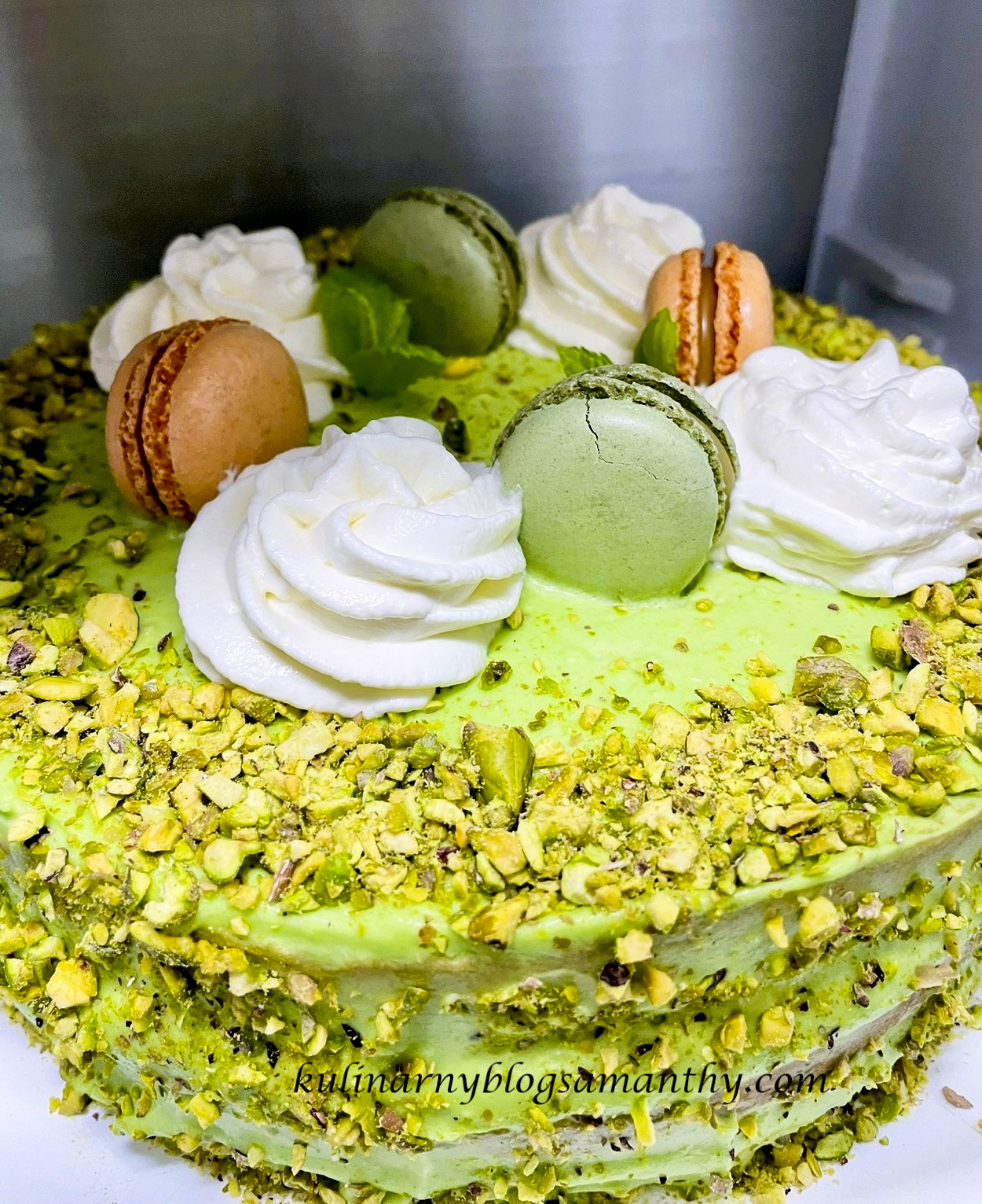 Tort z kremem pistacjowym
